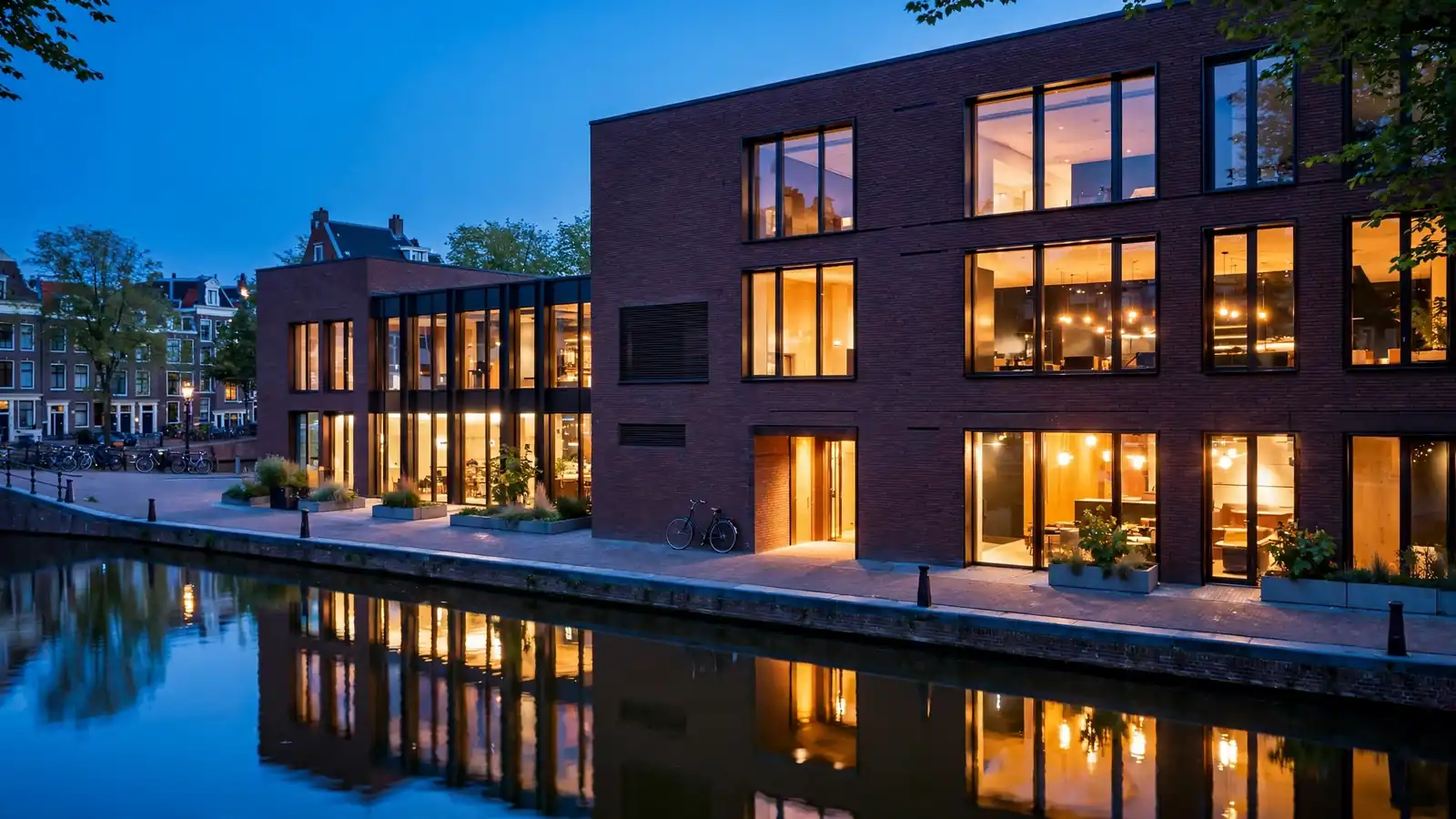 Modern casino gebouw in Nederland bij schemering langs een Amsterdamse gracht